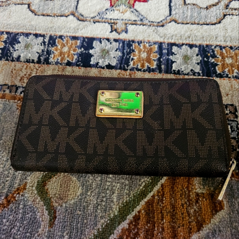 Michael kors zip wallet